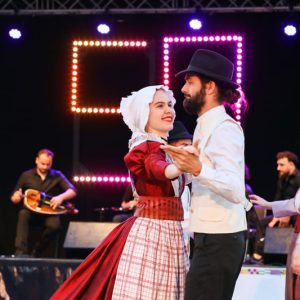 2 danseurs de laa Bourrée Gannatoise lors de l'ouverture du 50ème festival