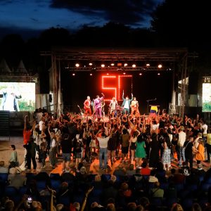 Zafarrancho sur la scène de la soirée d'avant-première du 50ème festival